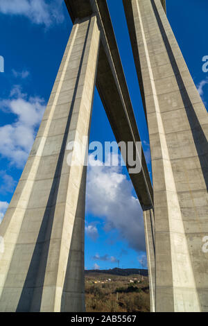 Autobahn konkrete Brücke von unten, im Norden von Portugal Stockfoto