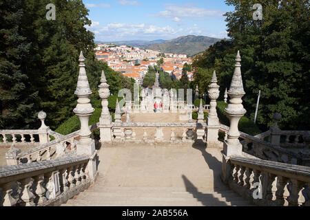 Treppe von der Wallfahrtskirche Unserer Lieben Frau von Abhilfemaßnahmen, Lamego, Portugal. Es wird manchmal als "die Treppe zum Himmel" bezeichnet. Stockfoto