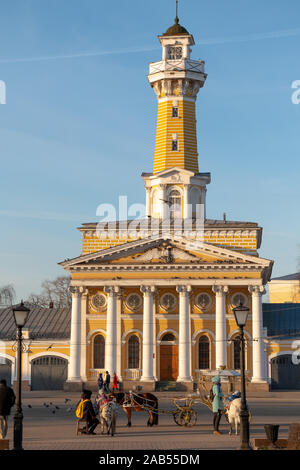 Russland, Kostroma, 23. November 2019: Gelbe und weiße Fire Tower in der russischen Provinz Klassizismus im 19. Jahrhundert auf sussanin Platz gebaut Stockfoto