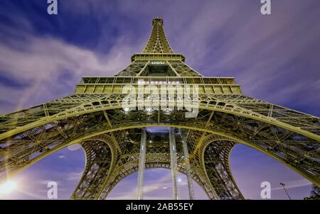 Der Eiffelturm ist ein schmiedeeisernes Gitter Turm auf dem Champ de Mars in Paris, Frankreich. Es ist nach dem Ingenieur Gustave Eiffel, dessen Firma d-Namens Stockfoto