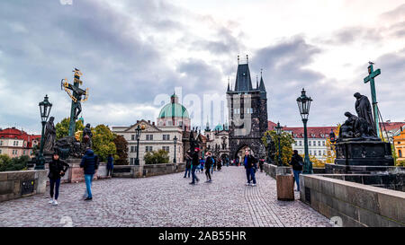 Die Karlsbrücke ist eine historische Brücke, die den Fluss Vltava Kreuze in Prag, Tschechische Republik Stockfoto