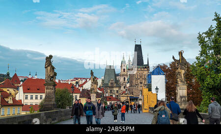 Die Karlsbrücke ist ein Wahrzeichen im Zentrum von Prag Stockfoto