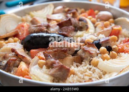 Detail der traditionellen spanischen Küche, mediterrane Küche, Backofen Reis mit Wurst. Stockfoto