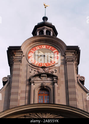 Low Angle Blick auf den Uhrturm der Eglise Saint-Laurent. Stockfoto