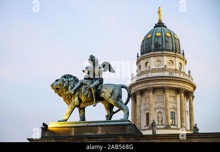 Die Statue eines Musikers Engel über Berlin Stockfoto