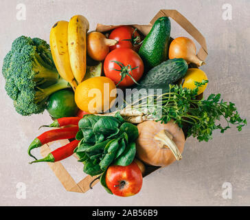 Morrisons, Flach, woman holding, Plastiktüten, gesundes Essen, Lebensmittelgeschäft, Supermarkt, Kopie Raum Stockfoto