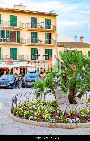 Spanien Mallorca, 8. Juli 2019 - Alcudia Altstadt Aussicht auf das historische Stadttor Porta del Moll Stockfoto