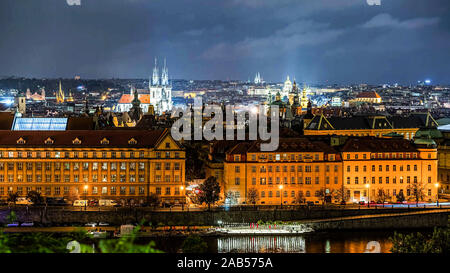 Panorama Prag bei Nacht Stockfoto