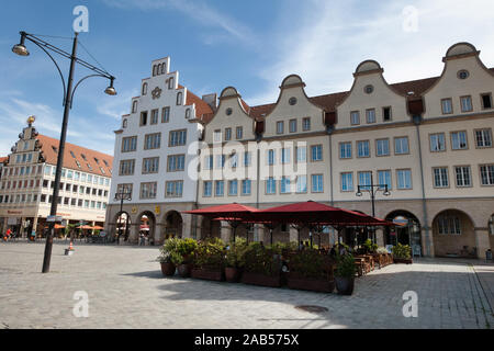 Historische Gebäude im Neuen Markt, Rostock. Stockfoto