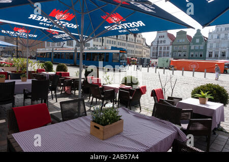 Ein herannahender Straßenbahn in Neuer Markt Rostock. Stockfoto