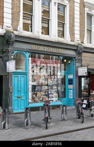 Der Kartenladen der Medici Gallery in der Thurloe Street, South Kensington, London, Großbritannien. Es soll der älteste Grußkartenladen der Stadt sein Stockfoto