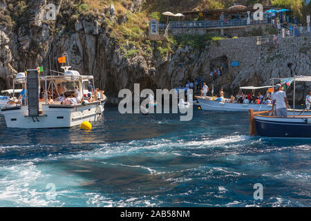 Boote Queuing die Blaue Grotte, Capri zu besuchen Stockfoto