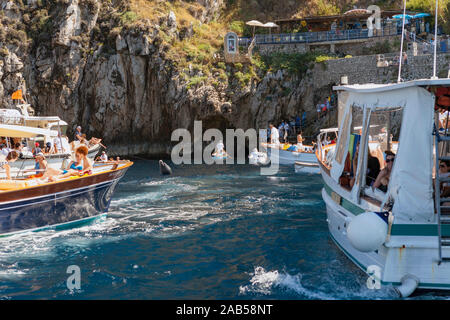 Boote Queuing die Blaue Grotte, Capri zu besuchen Stockfoto