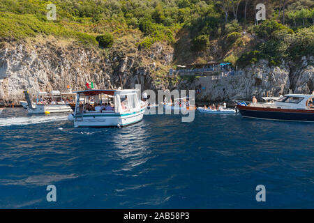 Boote Queuing die Blaue Grotte, Capri zu besuchen Stockfoto