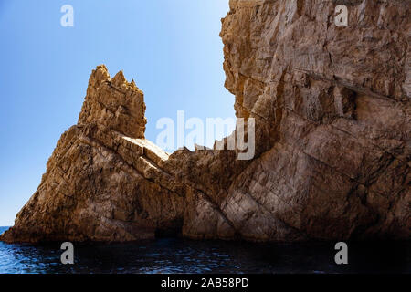 Felsformationen an der Küste von Capri Stockfoto