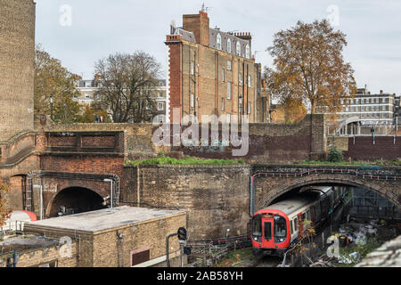 London, Großbritannien. Rohr der Zug nähert sich U-Bahnstation South Kensington 19c District & Circle Line. Im Hintergrund ist thurloe Square Stockfoto