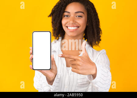 African American tausendjährigen Frau, leer Handy Bildschirm Stockfoto