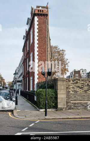 South Kensington, London, Großbritannien. Die ungewöhnliche Thin Haus (5 Thurloe Square SW7) im Jahr 1886 als Studios für Künstler erbaut, mit grossen Norden Windows. Stockfoto