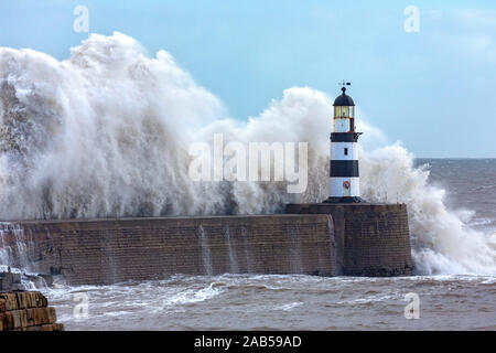 Wellen, die über Seaham Leuchtturm an der nordöstlichen Küste von England. Stockfoto