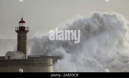 Big brechenden Wellen des Meeres über den Fluss Douro Mund alte Pier und Leuchtturm Stockfoto