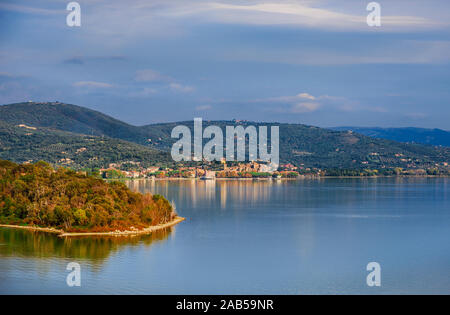 Blick auf den Lago Trasimeno mit der kleinen Stadt Passignano in Umbrien von Isola Maggiore Stockfoto