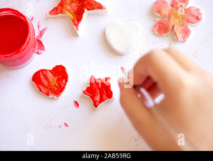 Die Vorbereitung auf Weihnachten. Ein Kind malt Weihnachten Spielzeug Stockfoto