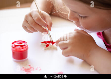 Die Vorbereitung auf Weihnachten. Ein Kind malt Weihnachten Spielzeug Stockfoto