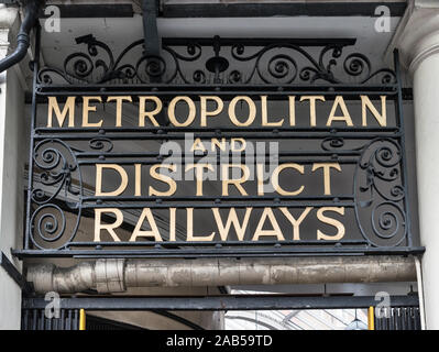 London, Großbritannien. Edwardian schmiedeeisernen Zeichen (1907) über dem Eingang zur South Kensington U-Bahn (U-Bahn) Station. Stockfoto