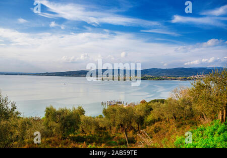 Blick auf den Lago Trasimeno in Umbrien von Isola Maggiore Stockfoto