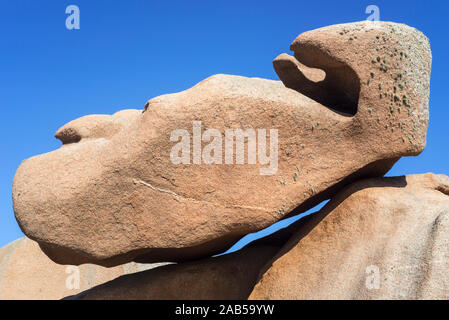 Seltsame Felsformationen und Wasser/Wind erodiert Boulders entlang der Côte de Granit rose/rosa Granit Küste, Côtes d'Armor, Bretagne, Frankreich Stockfoto