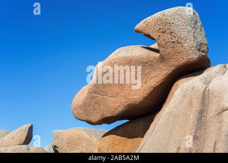 Seltsame Felsformationen und Wasser/Wind erodiert Boulders entlang der Côte de Granit rose/rosa Granit Küste, Côtes d'Armor, Bretagne, Frankreich Stockfoto