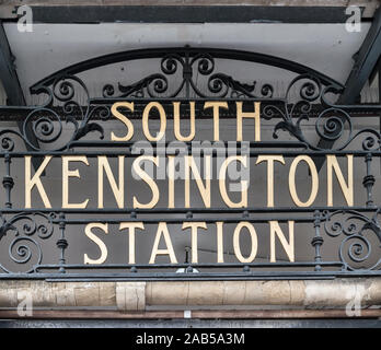 London, Großbritannien. Edwardian schmiedeeisernen Zeichen (1907) über dem Eingang zur South Kensington U-Bahn (U-Bahn) Station. Stockfoto