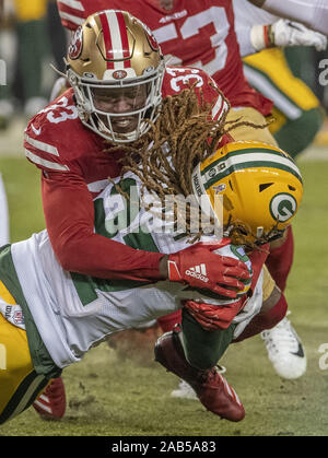 Santa Clara, Kalifornien, USA. 24 Nov, 2019. San Francisco 49ers frei Sicherheit Tarvarius Moore (33) packt Green Bay Packers cornerback Tremon Smith Credit: Al Golub/ZUMA Draht/Alamy leben Nachrichten Stockfoto