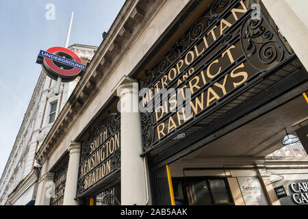 London, Großbritannien. South Kensington U-Bahn (U-Bahn) Station, Thurloe Eingang von der Straße. Es wurde 1907 wieder aufgebaut Stockfoto