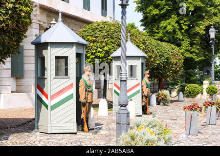 BUDAPEST, UNGARN vom 29. Juli 2019: Bundeswehr ehrenwache am Königlichen Sandor Palace, Präsident von Ungarn in Buda Hill. Ungarische Symbo Stockfoto