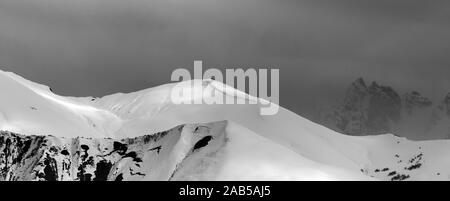 Panoramablick auf das Sonnenlicht Berge mit Schnee Gesims und von Lawine trace, bevor Blizzard. Kaukasus Berge. Region Swanetien in Georgien. Schwarz Stockfoto