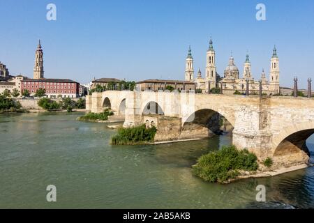 Basilika de Nuestra Señora de Pilar, Puente de Piedra, Turm der Catedral del Salvador, Zaragoza, Spanien Stockfoto