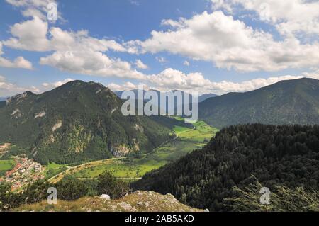 Blick vom Gipfel der Kofel (1342 m) in Oberammergau nach Südosten, links der Laber (1686 m), dem Zentrum der Ammertal, im Hintergrund Ettal, Stockfoto