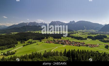 Blick auf die Stadt Zell im Allgäu, im Hintergrund halb rechts Aggenstein (1985 m) und rechts der Breitenberg (1838 m), Bayern, Deutschland, Europa Stockfoto