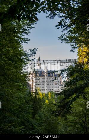 Blick auf das Schloss Neuschwanstein mit der Marienbrücke über der Pöllatschlucht, Schwangau bei Füssen, Schwaben, Bayern, Deutschland, Europa Stockfoto