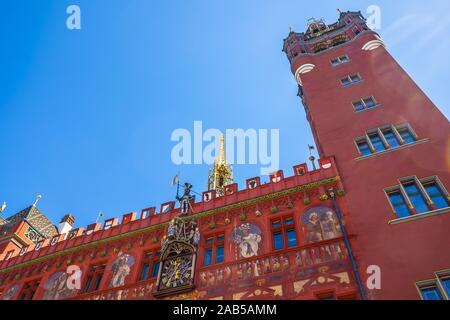 Rathaus mit dem Sonnenlicht und dem klaren Himmel in Basel, Schweiz. Stockfoto