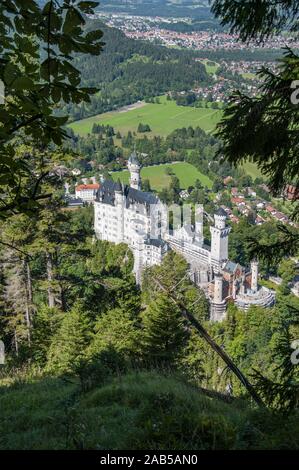 Blick von der Aufstieg auf den Tegelberg auf Schloss Neuschwanstein, im Hintergrund rechts der Forggensee, auf der linken Füssen, Schwangau bei Füssen Stockfoto