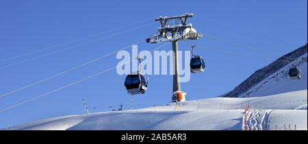 Gondelbahn und verschneite Pisten Hang mit neuen - gefallene Schnee auf Ski Resort bei Sun winter Abend. Mehr Kaukasus, Shahdagh, Aserbaidschan. Pan Stockfoto