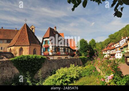 Fachwerkhäuser auf dem Weiss des Flusses in der Altstadt von Kaysersberg, Elsass, Frankreich, Europa Stockfoto