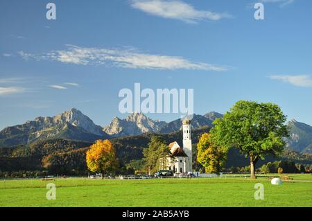 Kirche St. Coloman, Schwangau, im Hintergrund die Tannheimer Berge, auf der linken die Gehrenspitze (2163 m), in der Mitte das Kellenspitze Stockfoto