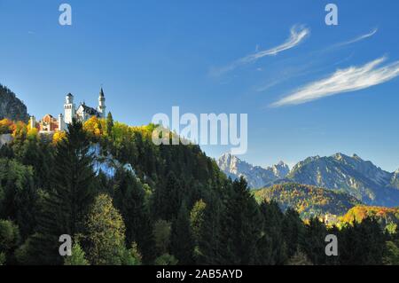 Schloss Neuschwanstein in Schwangau, rechts das Schloss Hohenschwangau, im Hintergrund die Tannheimer Berge, Schwaben, Bayern, Deutschland, Europa Stockfoto