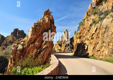 Granit Felsen auf der Küstenstraße durch die calanche Piana im Naturpark Korsika, in Porto, Korsika, Frankreich, Europa Stockfoto