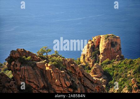 Granit Felsen auf der Küstenstraße durch die calanche Piana im Naturpark Korsika, in Porto, Korsika, Frankreich, Europa Stockfoto