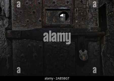 Gefängniszelle verriegelten Türen im alten Teil von Kilmainham Gaol Museum, Dublin, Irland Stockfoto