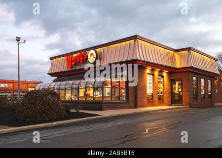 Yorkville, New York - May 24, 2019: Nachtansicht des Wendy Einzelhandel Lage. Wendy's ist eine Fast Food Kette. Stockfoto